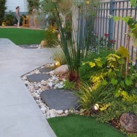 תכנון והקמת פיתוח בטון מוחלק וגינה לצידיו בהתאמה